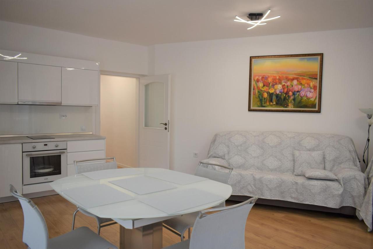 Apartment Center Gramophone With Private Parking Burgas